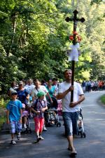 Krzyż, a za krzyżem Racławice i Czubrowice w liczbie ponad 300 osób