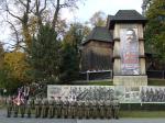 Kompania Reprezentacyjna Wojska Polskiego przed wystawą plenerową z historycznymi zdjęciami Kadrówki Józefa Piłsudskiego sprzed 100 lat