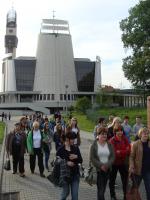 Cała nasza grupa w liczbie 128 osób udaje się do centru Jana Pawła II znajdującego się nieopodal Bazyliki Miłosierdzia Bożego
