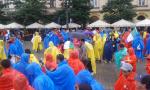 Znów deszczyk zmusił wszystkich do ubrania peleryn z pakietów pielgrzyma. Cały Kraków jest przez to w kolorach ŚDM czyli red, blue, yellow