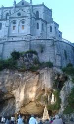 Bazylika w Lourdes stoi wprost na skale ponad grotą objawień.