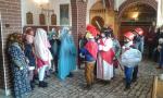 Dzieci z Czubrowic przedstawiają scenę Spotkania z Matką na drodze krzyżowej