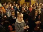 Młodzieżowy zespół Mazureczek śpiewa w naszym kościele czcząc swoją Patronkę
