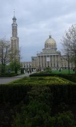 Licheń. Sanktuarium Matki Bożej z białym orłem na piersiach.